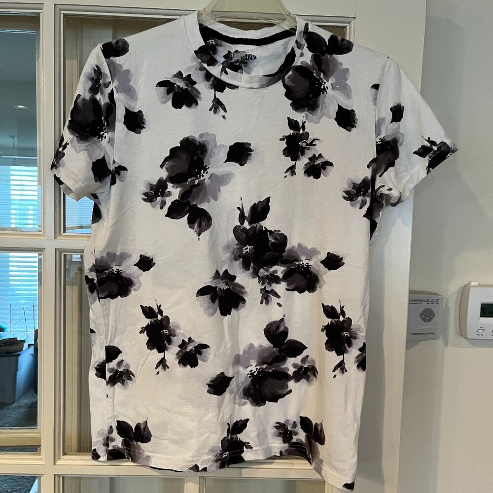 Hollister Black/White Floral print Tee Young Men's Small